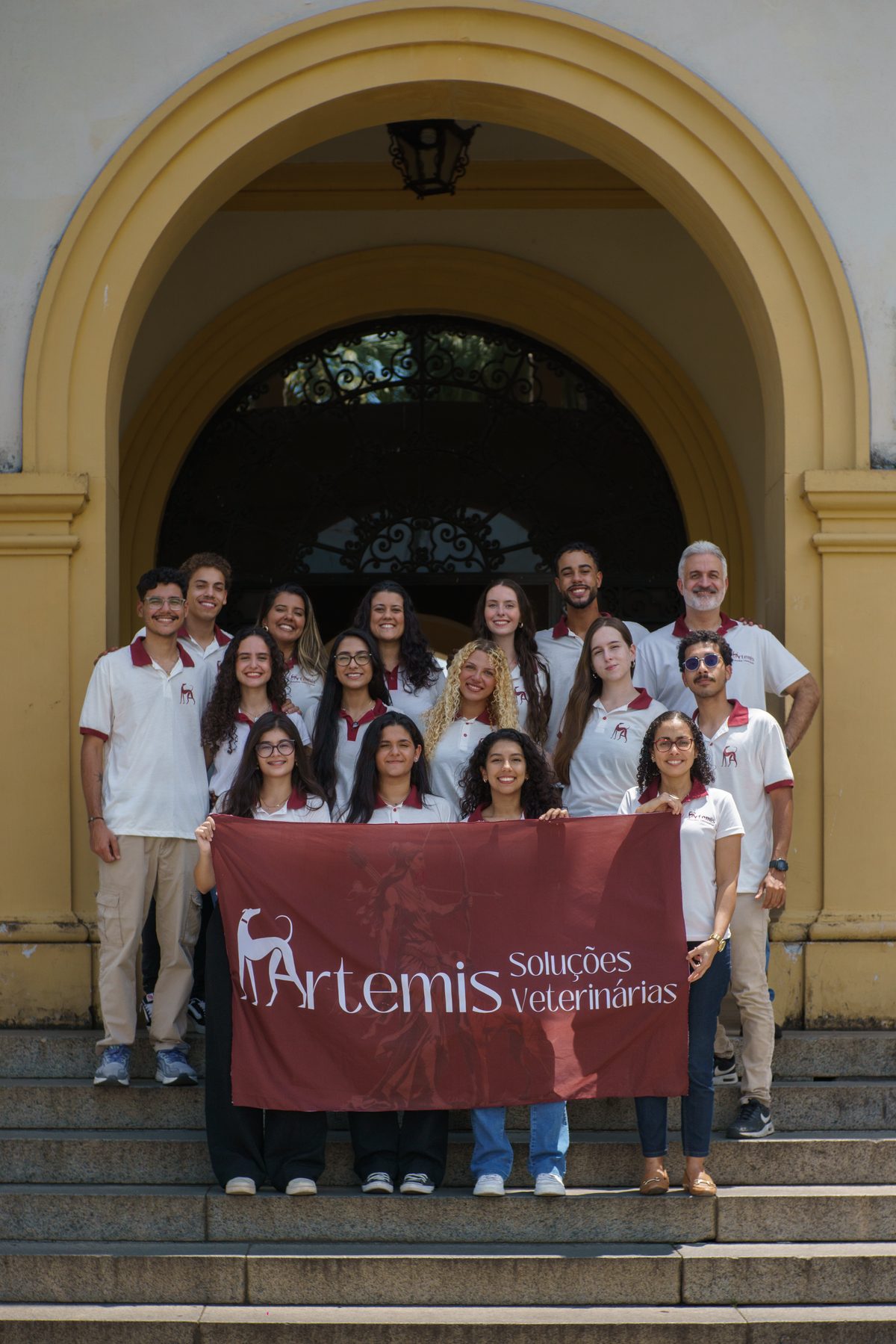 Equipe Ártemis Soluções Veterinárias reunida em frente ao prédio histórico da UFRRJ
